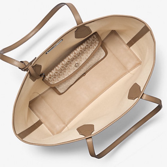 Michael Kors Eva Large Ombré Signature Logo Tote Bag
Husk 
NWT - Picture 2 of 16